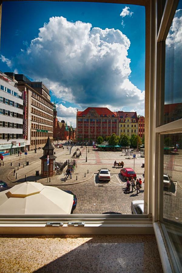 Solny Square Aparthotel Breslavia Esterno foto