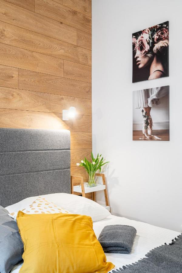 Solny Square Aparthotel Breslavia Esterno foto