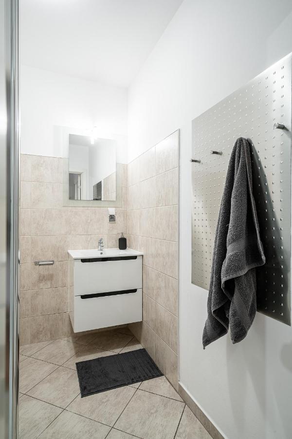 Solny Square Aparthotel Breslavia Esterno foto