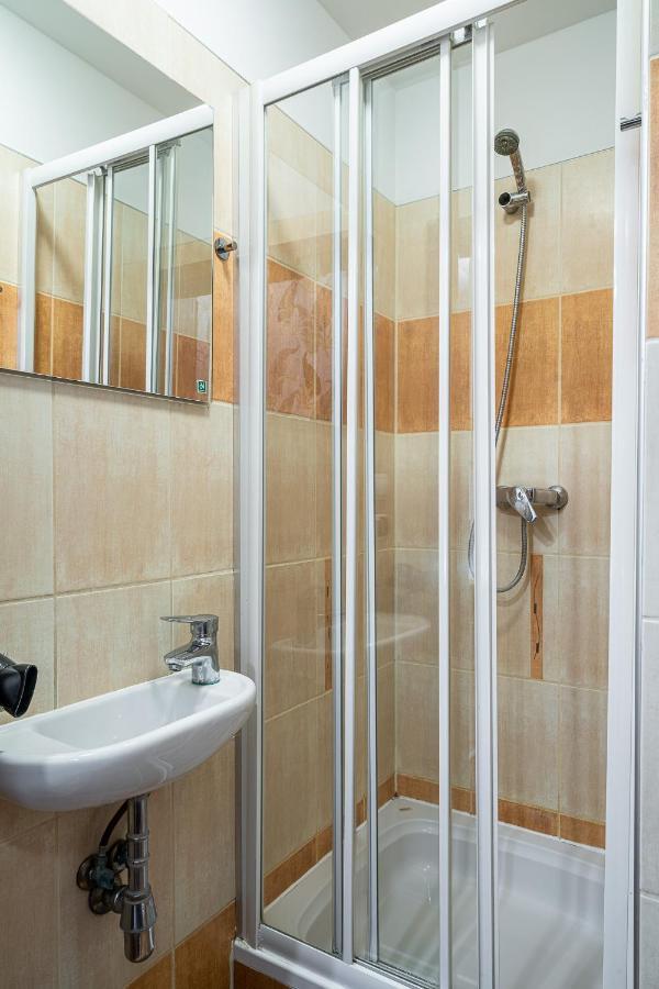 Solny Square Aparthotel Breslavia Esterno foto